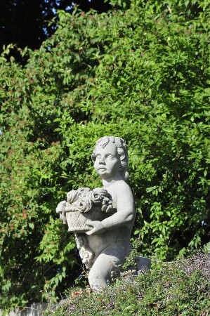 Quedlinburg - Putte aus Sandstein : Historische Putte aus Sandstein mit Blumenkorb im Schlossgarten. Aufgenommen am 20. Juli 2012 in Quedlinburg