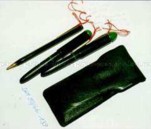 Etui mit Kugelschreibern und Bleistift