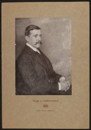 Porträt von Hugo von Hofmannsthal mit verschränkten Händen sitzend