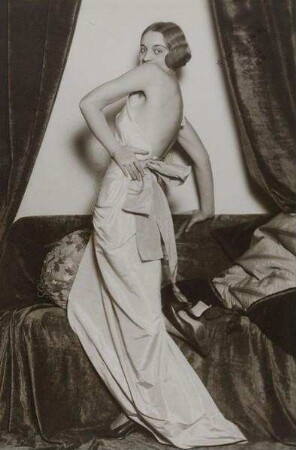Dagmar Schumy in einem aus Stoffen drapierten Abendkleid