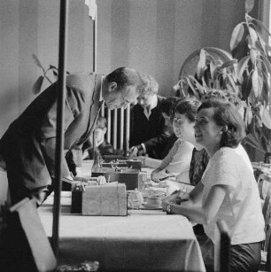 Dresden-Altstadt, Lingnerplatz 1 (Deutsches Hygiene-Museum). Serie "14. Orthopäden-Tagung der Deutschen Demokratischen Republik". Tagungsbüro im Foyer, Teilnehmer meldet sich an