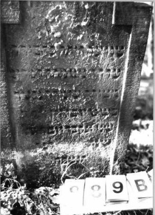 Grabstein 989 (Index: 99751360) Material: Sandstein Zustand: abgeblätt/verwitt/Textverlust Maße HxBxT: 98x52x8 cm Beschreibung: Stele, eingezog. Rundbogenabschl. , Schriftfeld eingetieft: Grabstein 989B