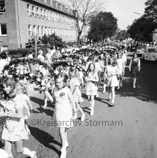 Kindervogelschießen: Umzug: Berliner Ring: Mädchen mit Blumenbögen: an den Straßenrändern Zuschauer, Autos: links Arbeitsamt, 6. Juli 1971