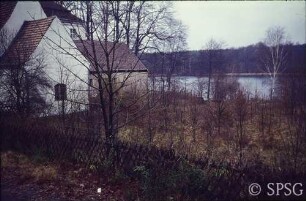 Berlin, Jagdschloss Grunewald, Blick auf das Schloss und über den See.