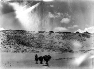 Dünen am Westhang des Chañi : Blick auf eine Sanddüne. Im Vordergrund Reiter mit Lasttieren