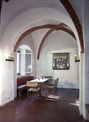 Meißen, Freiheit 13. Sankt Afra (1205 gegründet). Nutzung als Hochschule für die Landwirtschaftlichen Produktionsgenossenschaften (heute Sächsisches Landesgymnasium St. Afra). Kreuzgang mit Wappenstein und Möbelausstattung (1965/1966; Deutsche Werkstätten Hellerau)