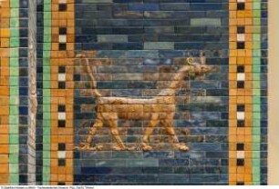 Babylonisches Ziegelrelief mit Darstellung eines Drachen (Baustufe III)