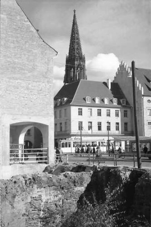 Freiburg i. Br.: Neue Häuser und Münsterturm am Bertoldsbrunnen