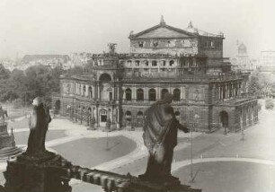 Dresden-Alstadt, Theaterplatz. Blick vom Dach der Hofkirche zum Opernhaus