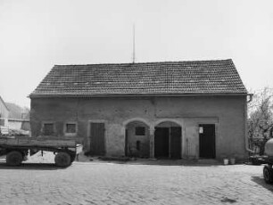 Cossebaude-Gohlis, Dorfstraße 11. Dreiseithof (1802). Stallgebäude mit Kumthalle