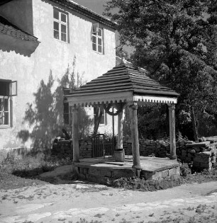 Brunnen mit Holzsäulen