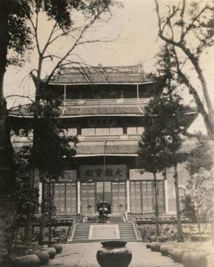 China. Tempel Lingyin nordwestlich Hang-Tschou (Hangzhou) südlich der Jangtse-Mündung, Haupthalle (Kloster oder Tempel der Seelenzuflucht, berühmtester Tempel der Stadt; 328 vor Christi)