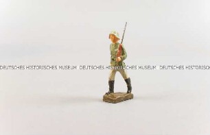 Massefigur: Soldat, marschierend, Gewehr über