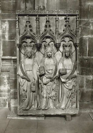 Worms, Dom : Worms. Dom St. Peter. Nikolauskapelle, Detail: Relief der drei heiligen Jungfrauen St. Embede, St. Warbede, St. Willebede (Gefährtinnen der Heiligen Ursula)