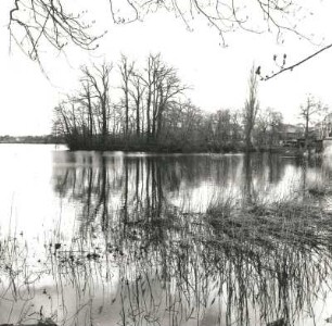 Oelzschau. Ehemalige Wasserburg. Ansicht über den Inselteich