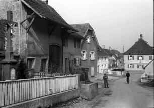 Rielasingen: Dorfstraße mit Kruzifix
