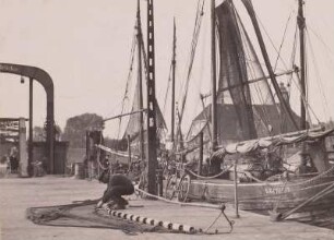 Nordsee: Fischfang. Schleppnetzfischerei; Flicken der Netze.