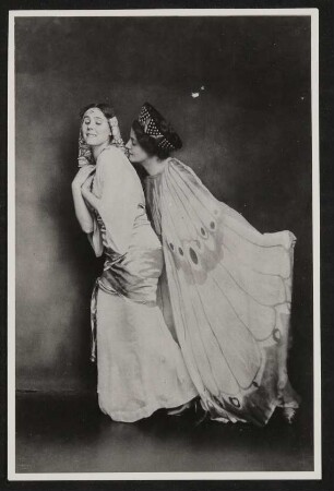 Grete Wiesenthal und Lilly Berger in Kostümen aus der Pantomime "Amor und Psyche" von Hofmannsthal