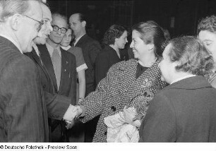 Eine Frau wird begrüßt