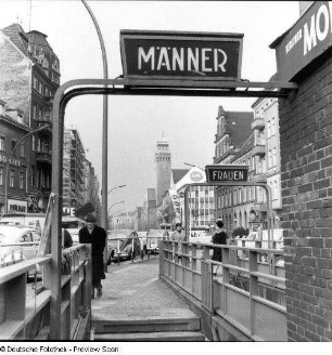 Blick vom Eingang "Herren" einer öffentlichen Toilettenanlage zum Rathaus Neukölln nach Nordwesten