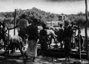 Am Lufuzi-Fluss : Personen am Lufuzi-Fluss.