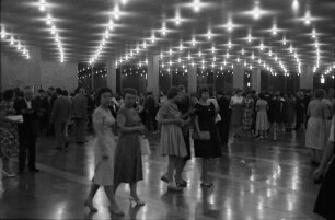 Mannheim: Nationaltheater; Foyer während der Pause