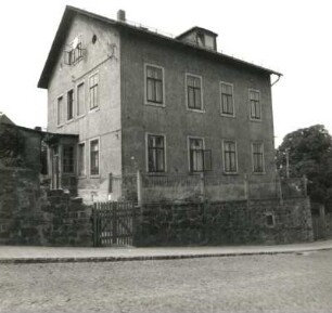 Dresden-Cossebaude, Eichbergstraße 4 b. Wohnhaus (um 1875). Straßenansicht mit Bruchstein-Stützmauer und Pforte