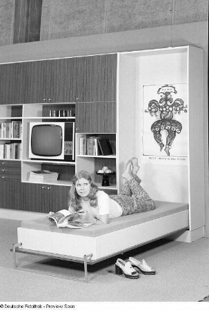 Werbefoto für eine in Bützow montierte Anbauwand mit integrierter Liege (1972)