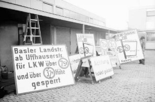 Freiburg: Hof des Tiefbauamts, Straßenschilderwald zur Umleitung Basler Landstraße