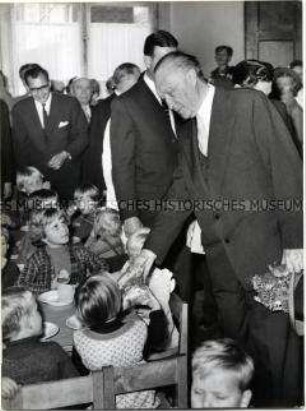 Bundeskanzler Konrad Adenauer besucht ein Flüchtlingslager in Berlin-Lichterfelde
