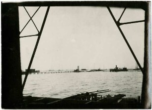 Lagunillas, Ostküste Maracaibo-See: Blick durch Bohrturm auf das marine Bohrfeld