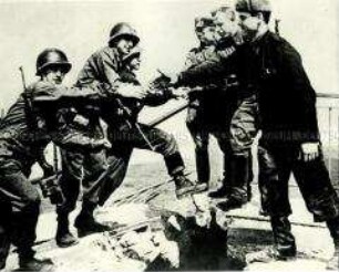 Zusammentreffen sowjetischer und amerikanischer Truppen an der Elbbrücke von Torgau