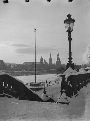 Dresden. Blick vom Neustädter Ufer auf die Altstadt