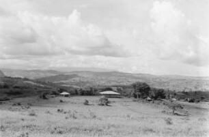Blick vom Tabor : Blick auf Hütten in einer Savannenlandschaft