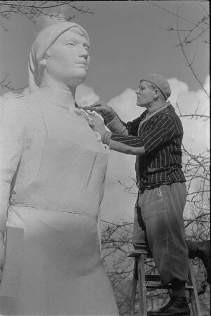 Der Bildhauer Walter Reinhold bei der Arbeit am Originalmodell der Trümmerfrau (Bronzeguß war für den Rathausplatz in Dresden bestimmt)