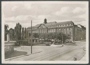 [Blick über den Platz mit dem Stephanienbrunnen auf das Gebäude der Postdirektion]