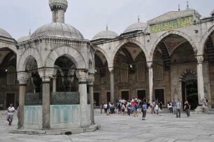 Istanbul - Innenhof : Blick in den Innenhof der Blauen Moschee, aufgenommen in Istanbul am 30. Juni 2010
