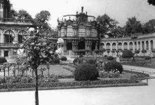 Dresden, Zwinger, Wallpavillon und Zwingerhof; 1709-1728: Matthäus Daniel Pöppelmann; Balthasar Permoser; 1847-1854: Gemäldegalerie von Gottfried Semper; Pöppelmann, Matthäus Daniel; Permoser, Balthasar