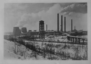 Industrie-Kraftwerk. Werkanlagen mit Kühltürmen, Turmpumpenhaus, Schornsteinen und aufgeständerter Trasse der Grubenbahn. Gesamtansicht von einem Kippengelände : Lauta (Niederlausitz). Industrie-Kraftwerk. Werkanlagen mit Kühltürmen, Turmpumpenhaus, Schornsteinen und aufgeständerter Trasse der Grubenbahn. Gesamtansicht von einem Kippengelände