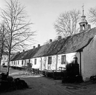 Gottesbuden: südliche Reihe: Jägerzaun, Ruhebank: davor Weg: rechts dahinter Dachreiter von Schlosskirche