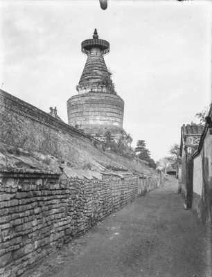 Pagode : Pagode und Mauer in Peking