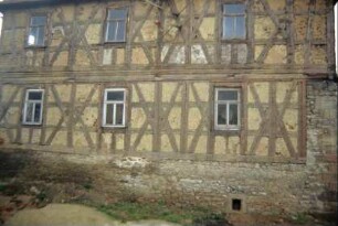 Haus in der Nähe des Edelhofes mit Sichtfachwerk; Wilde-Mann-Figuren