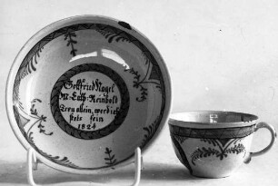 Tasse und Untertasse mit Namenszug