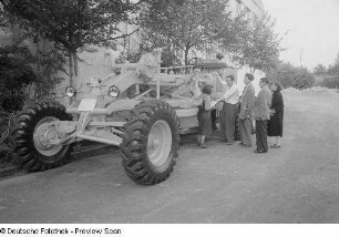 Gruppe an einem Fahrzeug des Herstellers Knox