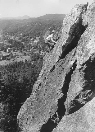 Zittauer Gebirge. Mönchswand. Kletterer bei der Besteigung von Südwest