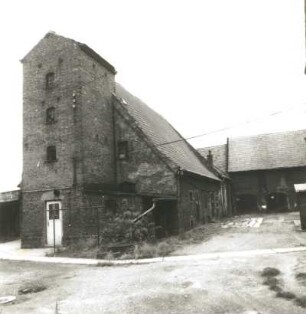 Dresden-Cossebaude, Hauptstraße 1 / Ecke Dresdner Straße. Brauerei (16. Jahrhundert begonnen). Hofansicht gegen Scheune (1851/1900)