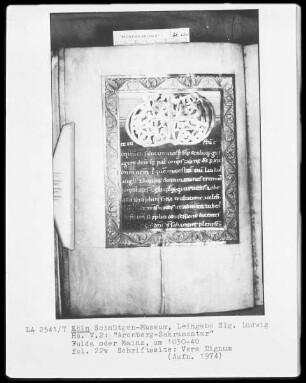 Arenberg-Sakramentar — Gerahmte Zier-Purpurseite mit Initialligatur VD (Vere Dignum) und Text der Präfation in Goldschrift, Folio 22verso