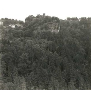 Hohnstein (Sächsische Schweiz). Blick vom Hockstein nach Osten gegen Felsen und Burg Hohnstein