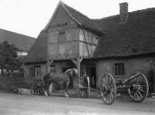 Dorfschmiede : Dorfschmiede. Hufschmied mit Pferd vor der Schmiede