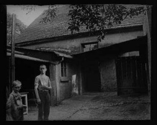 Ohne Titel (Haus mit Kegelbahnen, Hinterhof mit Kegeljungen)